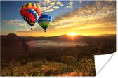 Kleurrijke hete luchtballon vliegt bij zonsopgang Poster 60x40 cm - Foto print op Poster (wanddecoratie woonkamer / slaapkamer) / Voertuigen Poster