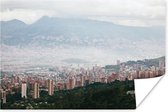 Poster Mist boven de Colombiaanse stad Medellín in Zuid-Amerika - 30x20 cm