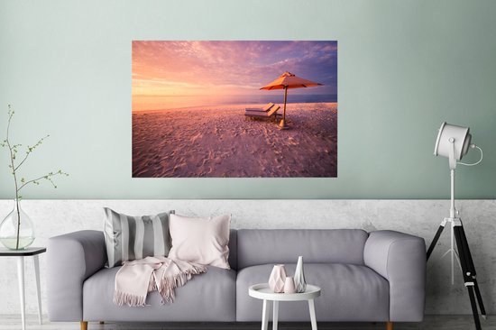 Coucher de soleil sur deux transats sur la plage Poster papier 120x80 cm - Tirage photo sur Poster (décoration murale salon / chambre) / Mer et plage