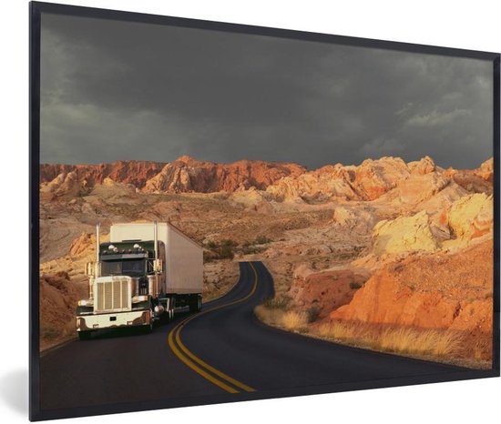 Fotolijst incl. Poster - Vrachtwagen rijdt in een schitterende omgeving - 30x20 cm - Posterlijst