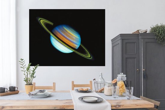 Affiche de Saturne aux teintes bleues, oranges et jaunes avec des anneaux sur fond noir.