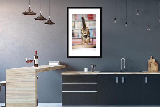 Cadre photo - Chat sautant sur chaise cadre photo noir avec passe-partout blanc 60x90 60x90 cm - Affiche sous cadre (Décoration murale salon / chambre)