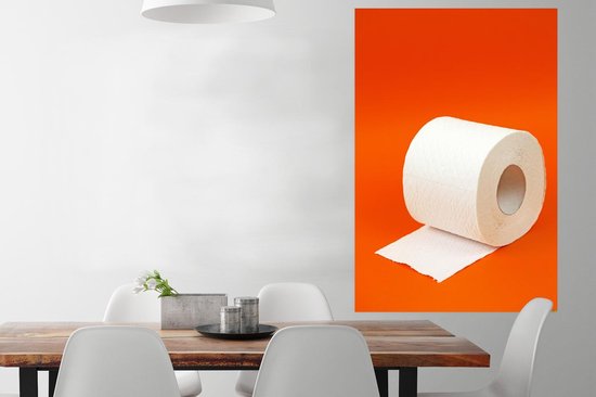 Een poster met een wc-rol op een helder oranje achtergrond.