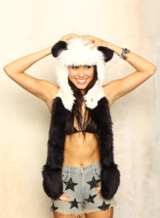 Foto: Kimu hood panda muts met sjaal wanten en oortjes faux fur zwart wit bont berenmuts bontmuts flappen capuchonmuts spirit festival