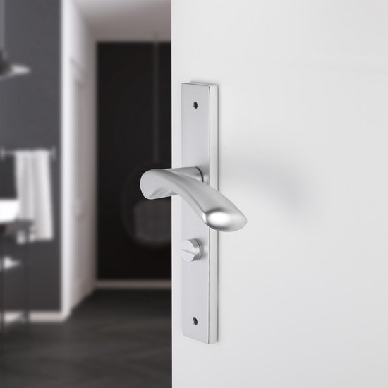 Zilverkleurige deurklink met vierkant deurschild in een badkamer.