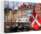 Canvas Schilderij De Deense vlag in de straten van Kopenhagen - 90x60 cm - Wanddecoratie
