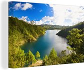 Canvas Schilderij Uitzicht op een meer omringd door bebost berglandschap in het Nationaal park Lagunas de Montebello - 120x80 cm - Wanddecoratie