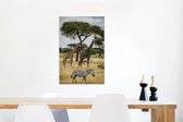 Canvas Schilderij Giraffen en Zebras samen op de savanne van het Nationaal park Serengeti - 60x90 cm - Wanddecoratie
