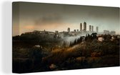 Canvas Schilderij Uitzicht op de mistige San Gimignano in Italië - 40x20 cm - Wanddecoratie