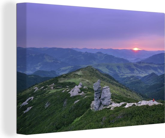 Canvas Schilderij Kleurrijke zonsondergang gezien vanaf bergtop in het nationaal park Karpaten - 90x60 cm - Wanddecoratie