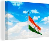 Canvas Schilderij Indiase vlag in een blauwe lucht - 60x40 cm - Wanddecoratie