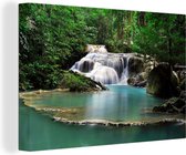 Canvas Schilderij Een waterval met bomen in het Thaise Nationaal park Erawan - 60x40 cm - Wanddecoratie