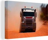 Canvas Schilderij Stevige vrachtwagen rijdend in het zand - 90x60 cm - Wanddecoratie