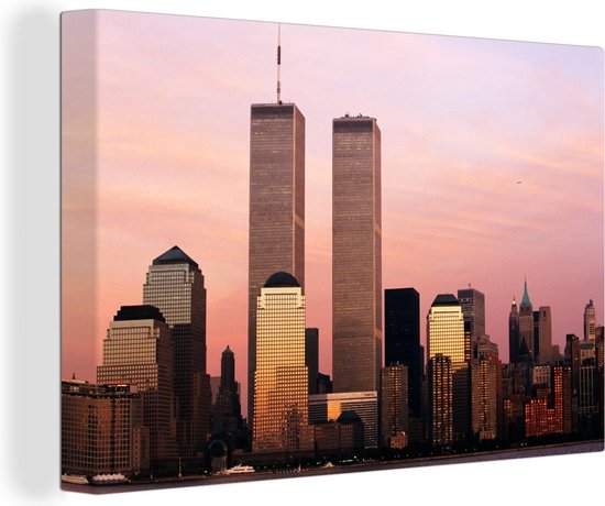 Canvas Schilderij De twee wolkenkrabbers van het World Trade Center onder een roze lucht in New York - 30x20 cm - Wanddecoratie