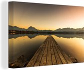 Canvas Schilderij Lake Hopfen met een steiger en bergen van de Alpen - 90x60 cm - Wanddecoratie