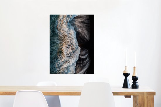 Photo aérienne d'une plage de sable noir avec des vagues saisissantes 60x80 cm - Tirage photo sur toile (Décoration murale salon / chambre) / Mer et plage