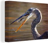Héron avec une proie toile 2cm 160x120 cm - Tirage photo sur toile (Décoration murale salon / chambre) XXL / Groot format!