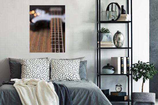 Une guitare basse gît sur le sol Poster 60x80 cm - Tirage photo sur Poster (décoration murale salon / chambre)
