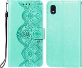 Voor Samsung Galaxy A01 Core Flower Vine Embossing Pattern Horizontale Flip Leather Case met Card Slot & Holder & Wallet & Lanyard (Green)