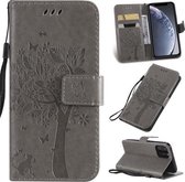 Tree & Cat Pattern Pressed Printing Horizontale Flip PU lederen tas met houder & kaartsleuven & portemonnee & lanyard voor iPhone 11 Pro (grijs)