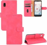 Voor Samsung Galaxy A20 (Japanse versie) Effen kleur Skin Feel Magnetische gesp Horizontale flip-kalftextuur PU-lederen tas met houder & kaartsleuven & portemonnee (Rose Red)