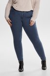 Blauwe skinny jeans, voorkant. Model draagt een lichtroze trui en zwarte enkellaarsjes.