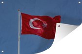 Tuinposter - Tuindoek - Tuinposters buiten - Een Turkse vlag in de blauwe lucht - 120x80 cm - Tuin