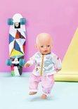 BABY born pop in een lichtblauw jasje met roze mouwen en een roze broek. Jasje met print en gele rits. Achter de pop een skateboard.