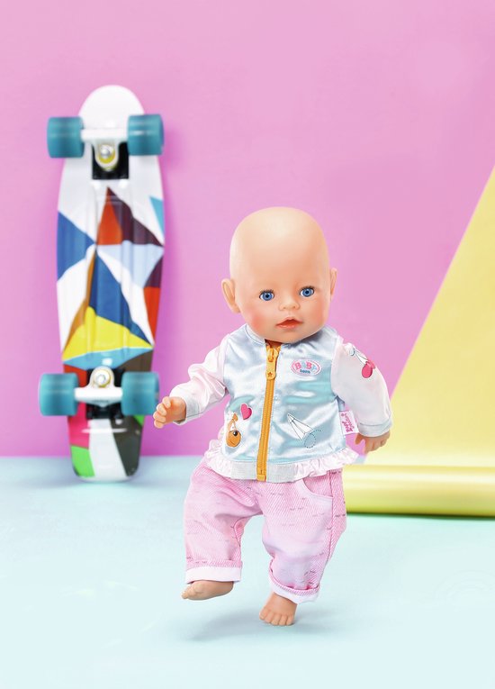 BABY born pop in een lichtblauw jasje met roze mouwen en een roze broek. Jasje met print en gele rits. Achter de pop een skateboard.