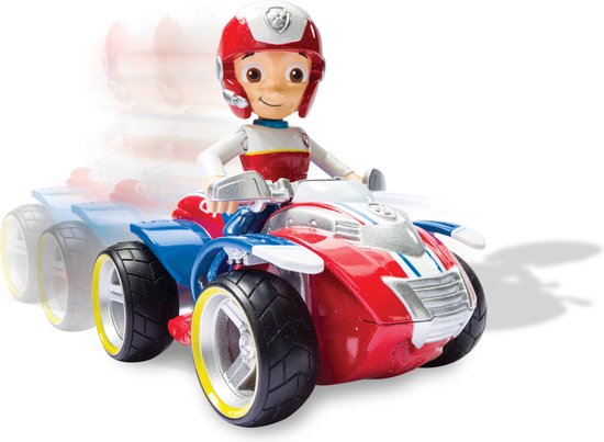 Ryder met zijn rode, witte en blauwe ATV met gele accenten op de velgen.