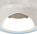 Onderkant van een witte wc-verkleiner met lichtblauwe rand en uitsparing.