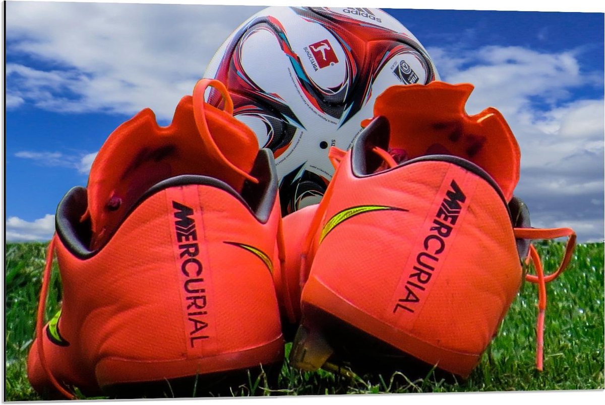 Dibond - Voetbal en Voetbalschoenen - 90x60cm Foto op Aluminium (Wanddecoratie van metaal)