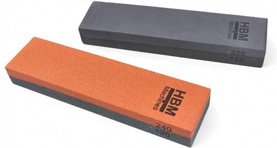 Twee dubbelzijdige wetstenen. Eén oranje met grit 240/120 en één grijs met grit 320/180. Beide met HBM Machines logo.