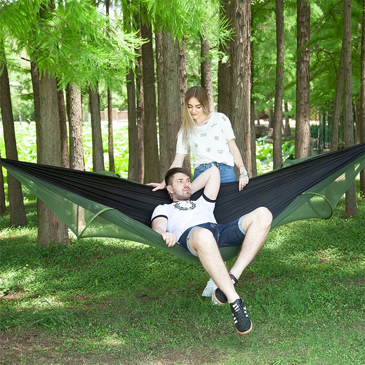 Draagbare outdoor camping volautomatische nylon parachutehangmat met klamboes, afmeting: 290 x 140 cm (zwart)