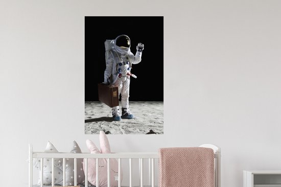 Sticker Muursticker Astronautes dans l'espace - Astronaute dans l'espace portant valise et agitant - 60x90 cm - film adhésif autocollant - sticker mural repositionnable