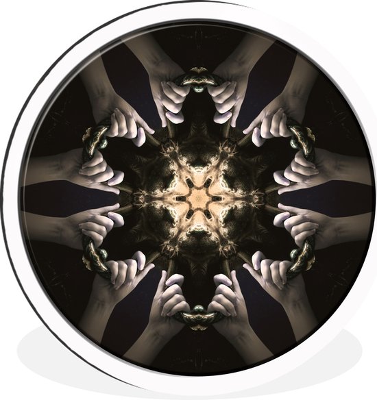 Médaillon rond en trois dimensions avec les mains sur un heurtoir sur mur blanc Cercle mural aluminium ⌀ 120 cm - impression photo sur cercle mural / cercle vivant / cercle jardin (décoration murale) XXL / Groot format!