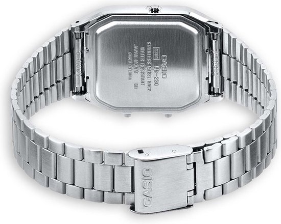 Arrière d'une montre argentée avec bracelet métallique, couvercle gravé et bracelet à maillons argentés.