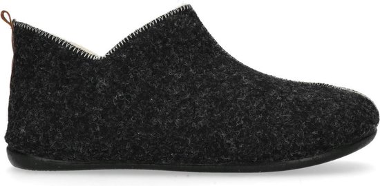 Pantoufle gris foncé avec boucle en cuir marron, coutures blanches le long du bord et doublure douce.