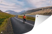 Muurdecoratie Een man op een skateboard bij een meer in IJsland - 180x120 cm - Tuinposter - Tuindoek - Buitenposter