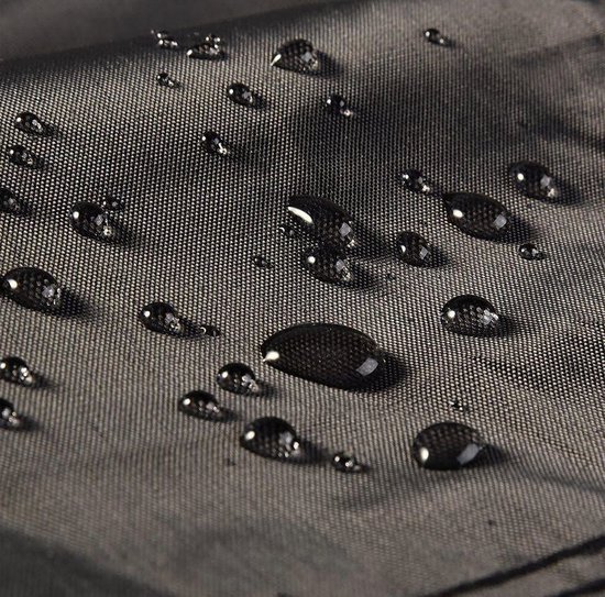 Waterdruppels op zwarte stof met carbon-look structuur.