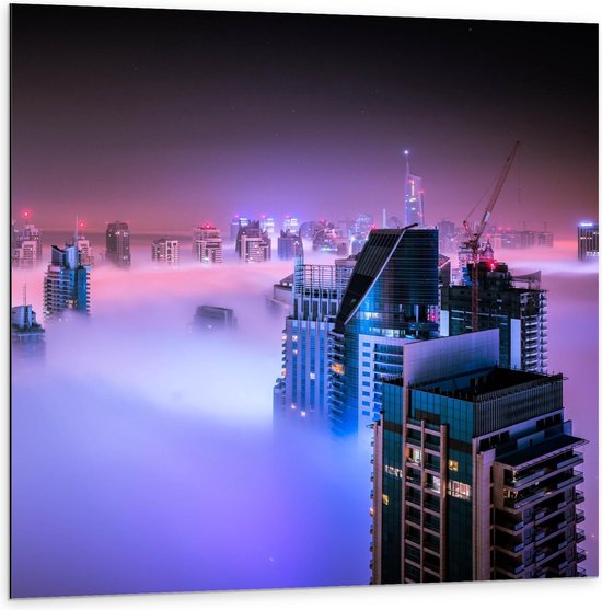Dibond - Mistige Wolken om Gebouwen - 100x100cm Foto op Aluminium (Wanddecoratie van metaal)