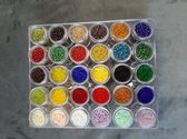 30 verschillende kleuren rocailles in een opbergdoos, 2 mm