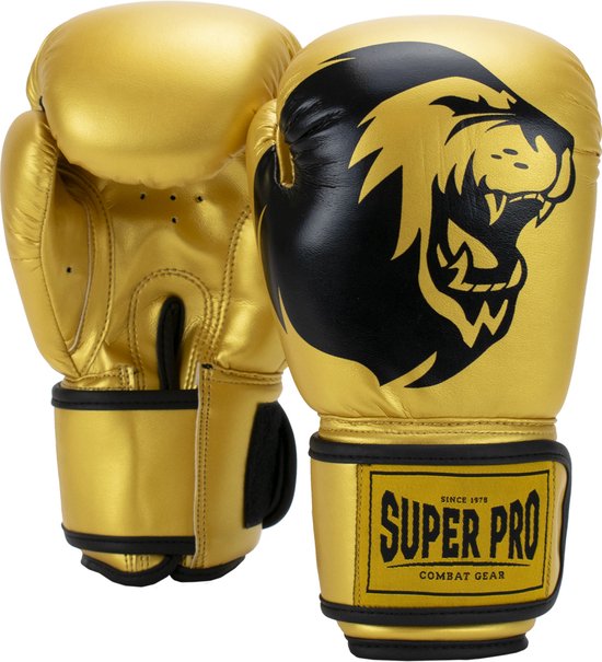 Paar gouden bokshandschoenen met zwarte leeuwenkop en 'Super Pro Combat Gear' label.