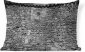 Sierkussens - Kussen - Antieke stenen muur met dakpannen onder een grijze lucht in Zwart-Wit - 60x40 cm - Kussen van katoen