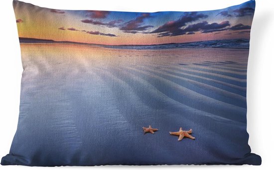 Sierkussens - Kussen - Een kleinere en een grotere zeester op het strand bij zonsopgang - 60x40 cm - Kussen van katoen