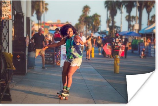 Poster Een jonge vrouw is aan het skateboarden op de stoep - 30x20 cm