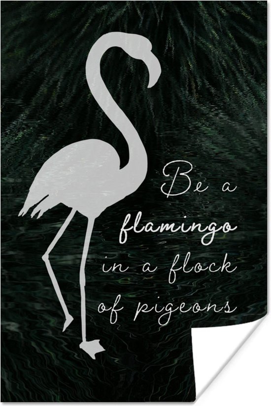 Quote 'Be a flamingo in a flock of pigeons' met een grijze flamingo op een zwarte achtergrond 80x120 cm - Foto print op Poster (wanddecoratie woonkamer / slaapkamer)