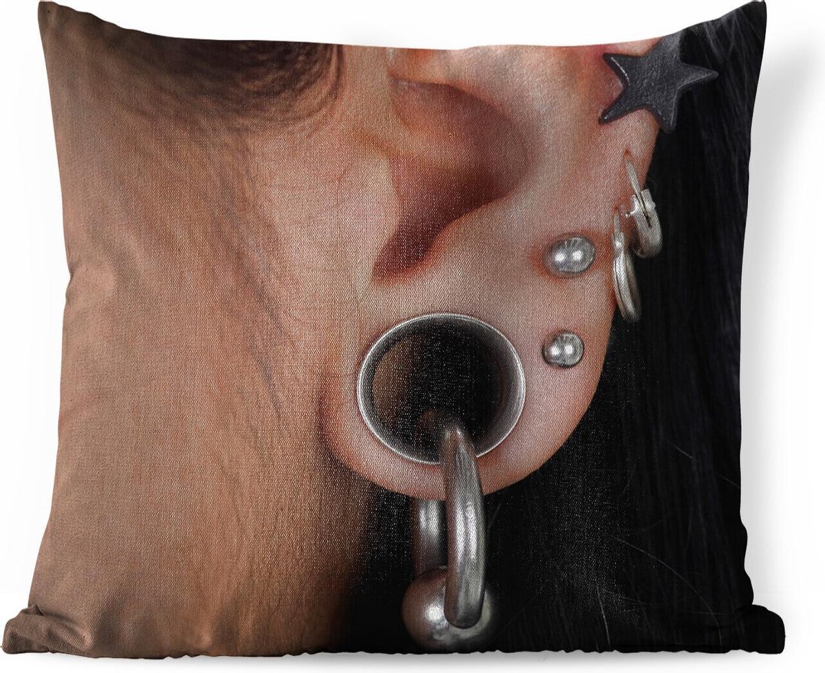 Sierkussen Piercing pour intérieur - Oreille humaine remplie de piercings -  50x50 cm 