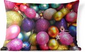Buitenkussens - Tuin - Een close-up van kleurrijke kerstballen - 50x30 cm