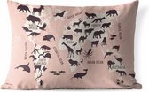 Buitenkussens - Tuin - Roze wereldkaart met illustraties van silhouetten van dieren en namen van continenten en oceanen - 50x30 cm